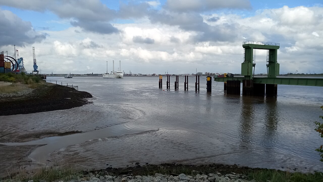 Ariane 6 - Transportschiff "CANOPEE" auf der Weser bei Blexen