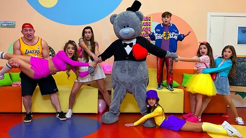 🐻 RIESIGER TEDDYBÄR in der Schule! 🎁 Welches der beliebtesten Mädchen bekommt ein Geschenk?