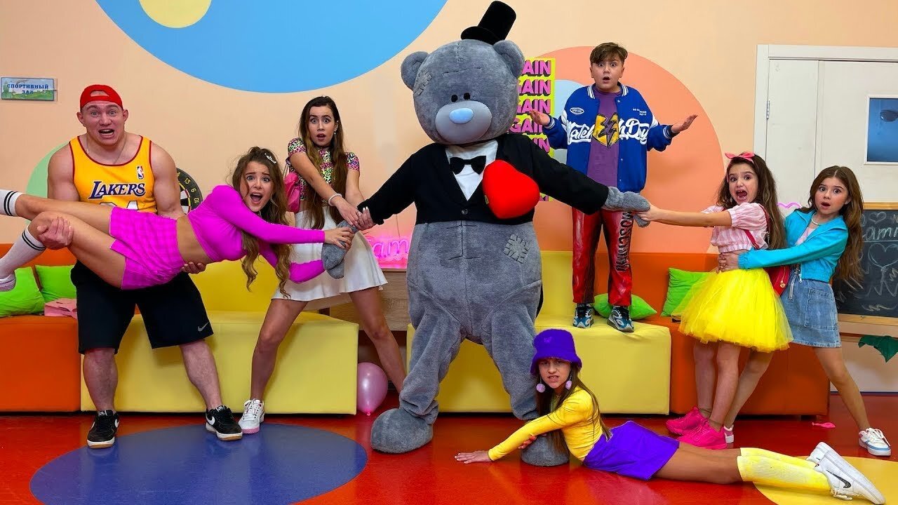 🐻 RIESIGER TEDDYBÄR in der Schule! 🎁 Welches der beliebtesten Mädchen bekommt ein Geschenk?