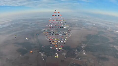 🪂A new world record for the largest skydiving formation was set in the US