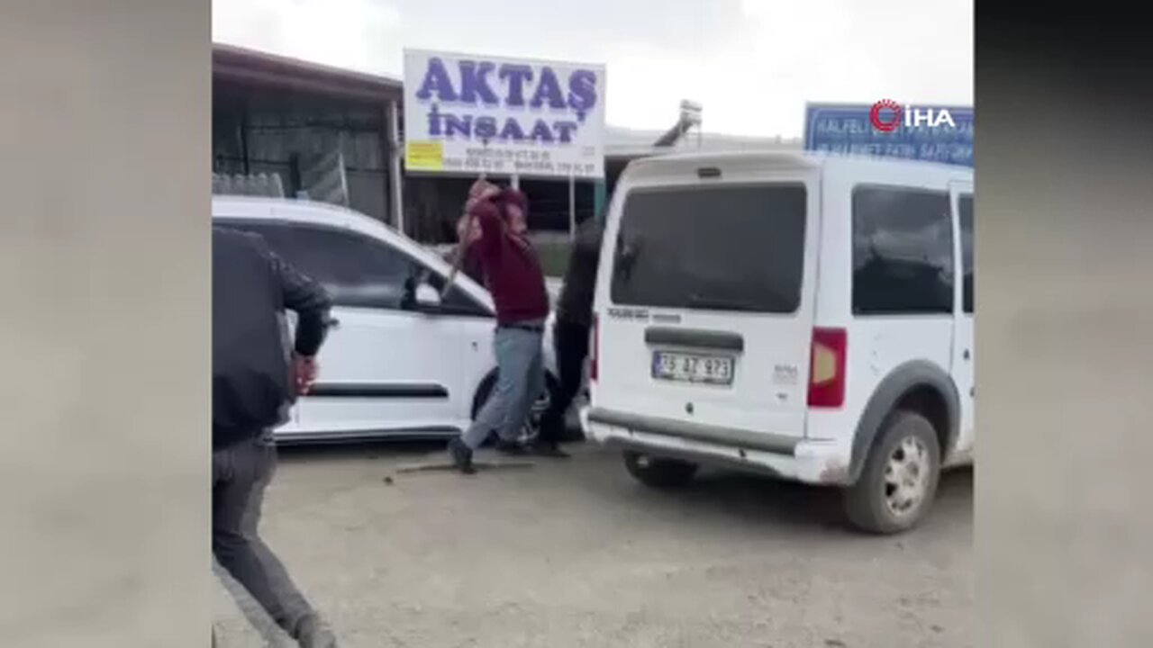 Sopalarla birbirlerine acımasızca vurdular