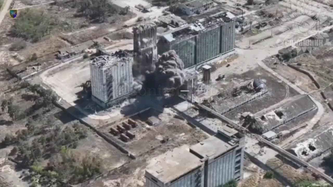 ✈️💥 Ukrainian aviation destroys elevator in the Kherson region, where Russian
