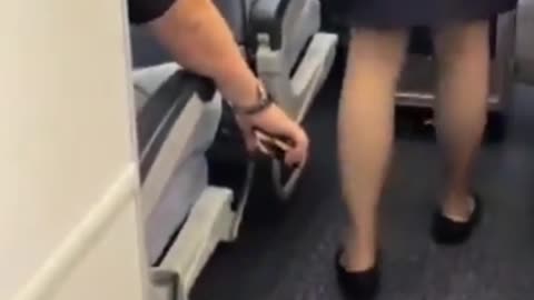 Sorprenden a pasajero grabando bajo la falda de una azafata