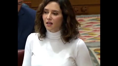 Ayuso acusa a la izquierda de retorcer el dolor de las víctimas para sacar rédito electoral.