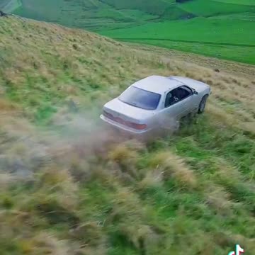 Arremesso de carro velho do barranco