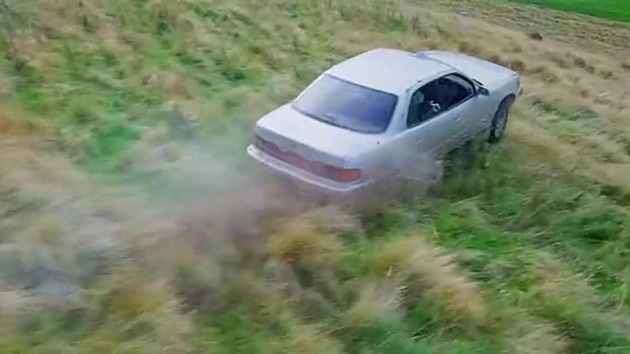 Arremesso de carro velho do barranco