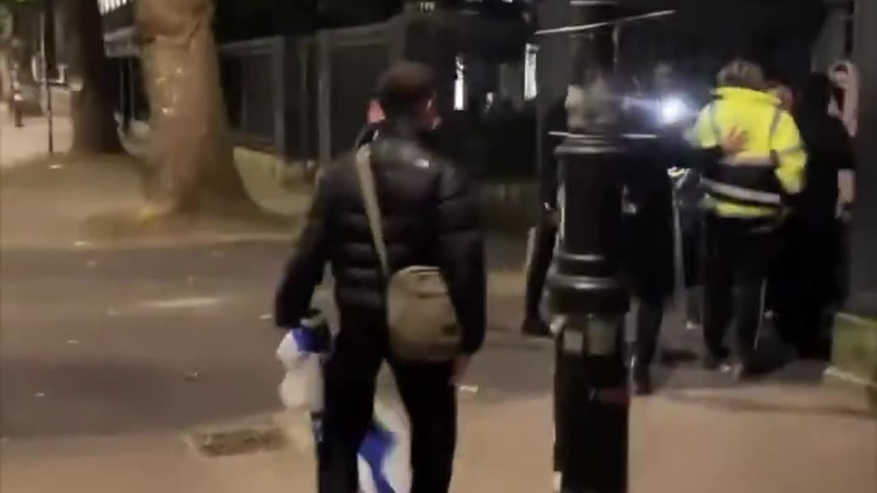 Jewish lad stands up to a group of Islamist thugs in London.