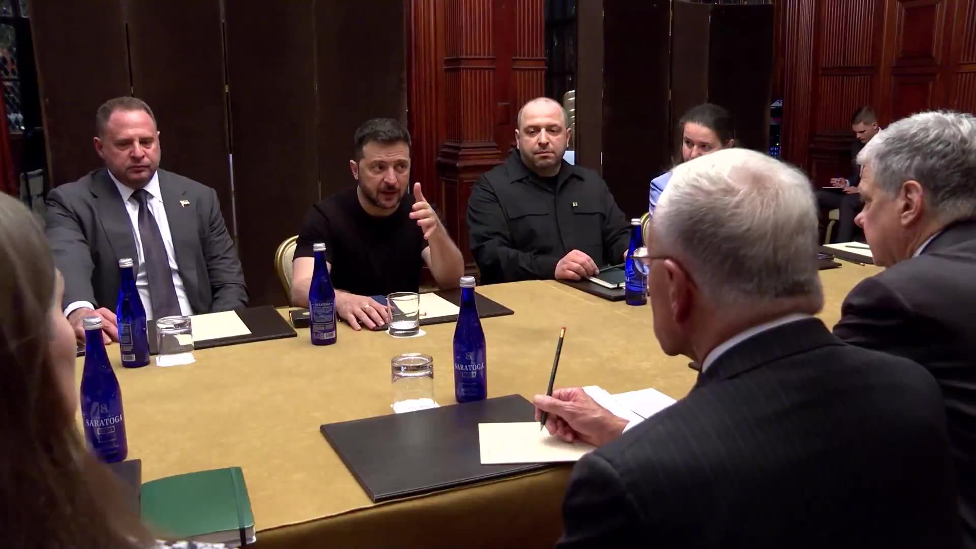 Zelensky meets with General Keith Kellogg in T-shirt