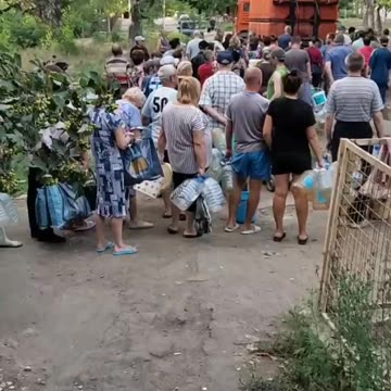 Waiting in Line For Water Wasn't Even a Thing in Soviet Times