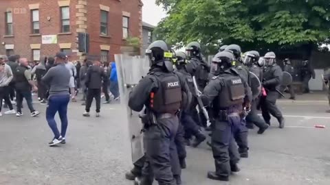 Anti-migrant riots spread in Northern Ireland as mobs attack police | BBC News