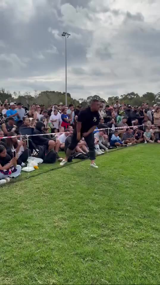 He nearly killed him and the crowd goes nuts 😳