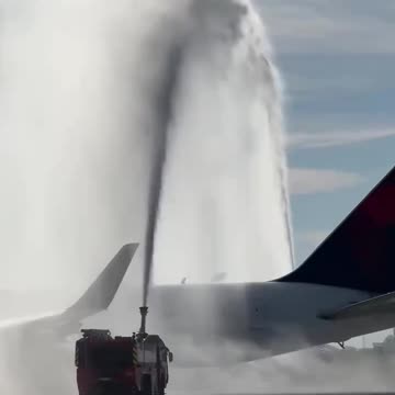The captain of this Boeing 767 of Delta Airlines completed his last flight before retirement.