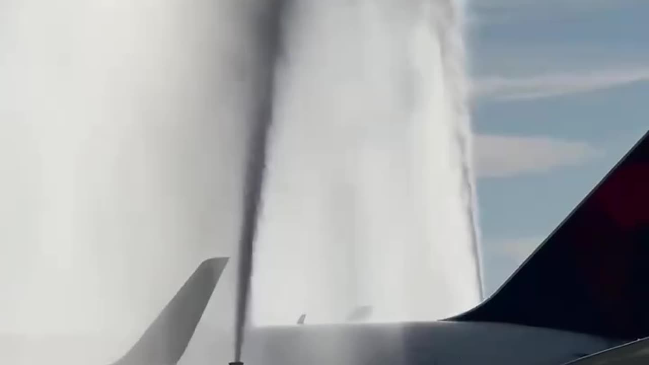 The captain of this Boeing 767 of Delta Airlines completed his last flight before retirement.