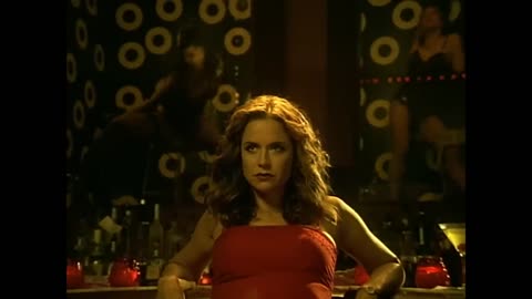 Maroon 5 - She Will Be Loved (Official Music Video)