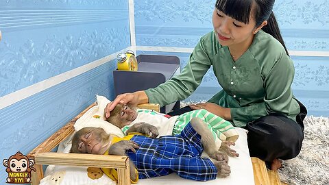 How mom helps grandpa take care of YiYi and YinYin when he is sick