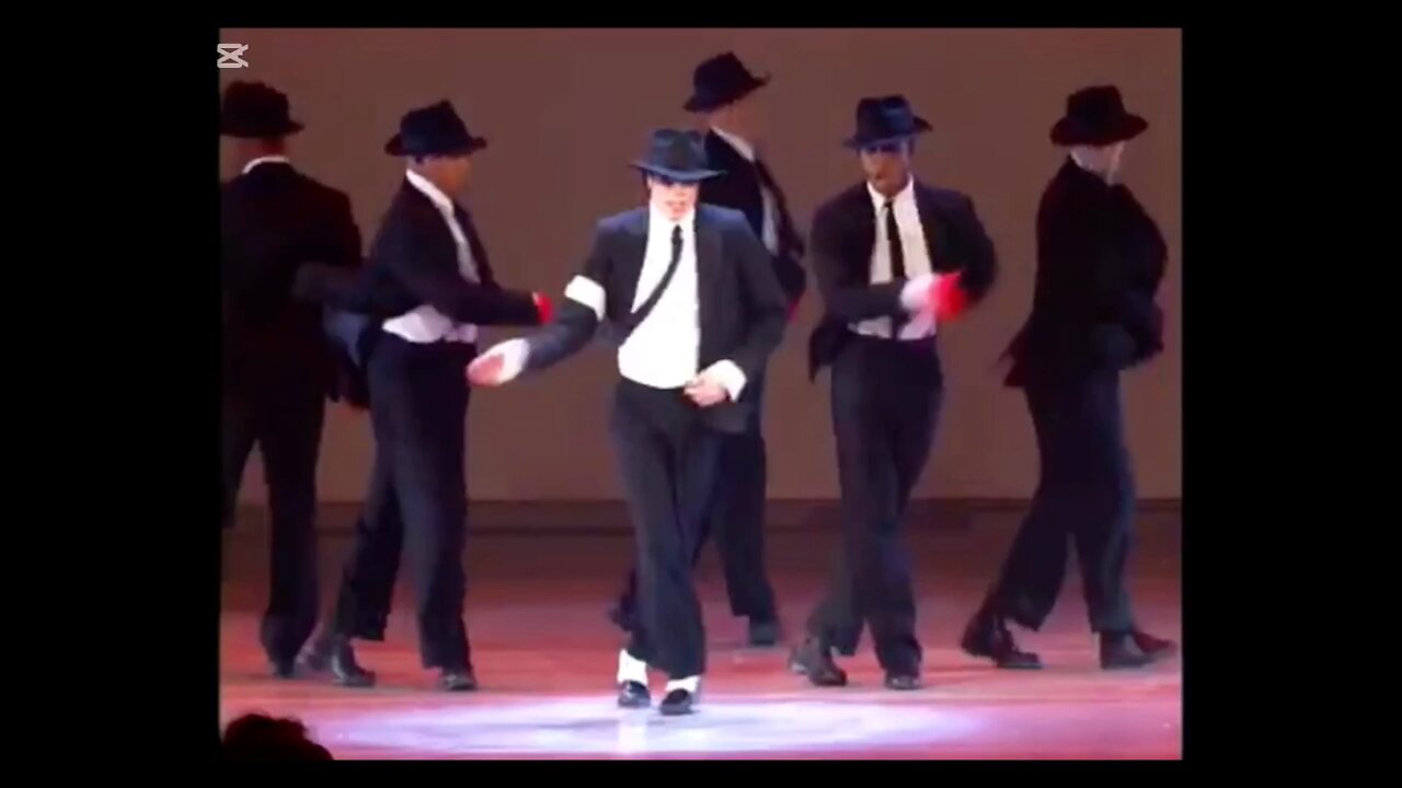 Michael Jackson bailándose una cummmbia.
