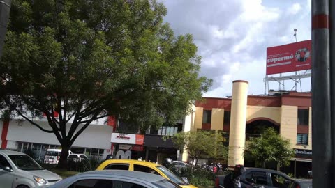 ¿Es Seguro? Tomando un Taxi SOLO en Medellín 🇨🇴 | La Conversación que NO Esperaba