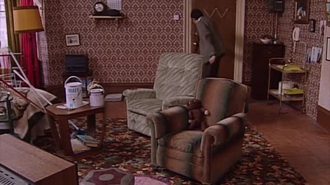Mr bean funny clips |when you have an annyoing neighbor