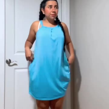 Une petite fille oublié de monter sont kilot