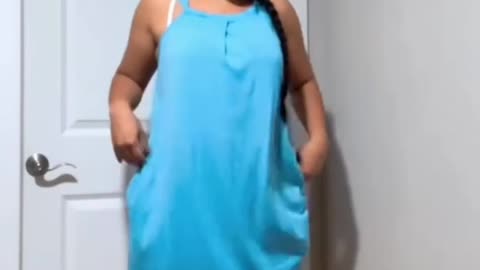 Une petite fille oublié de monter sont kilot