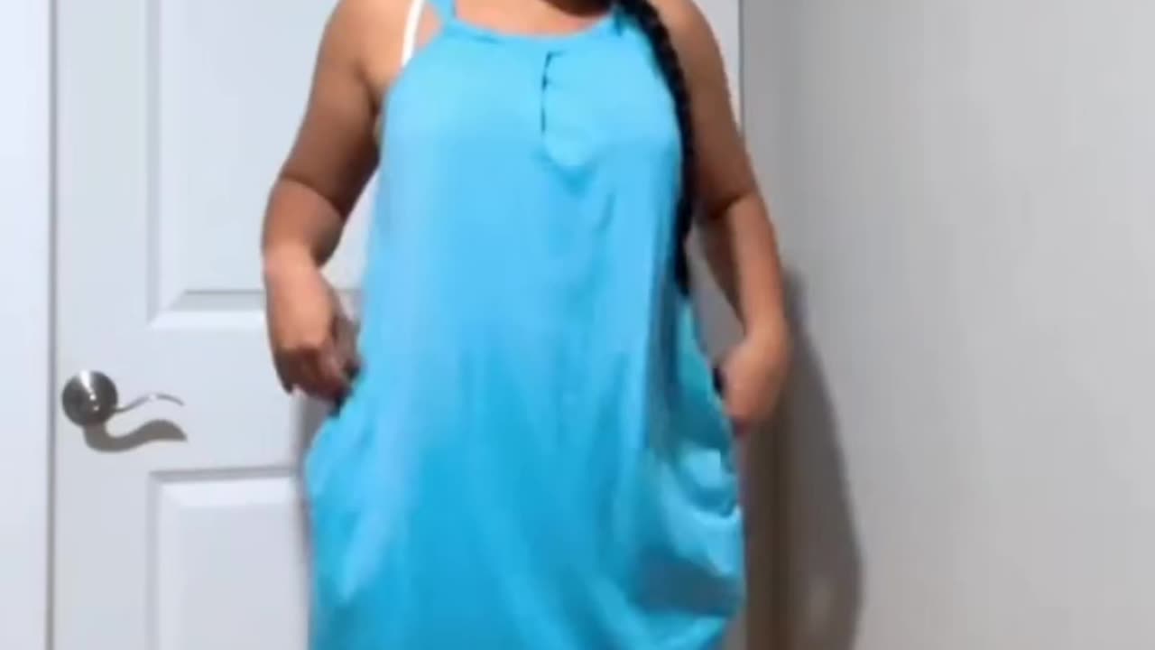 Une petite fille oublié de monter sont kilot