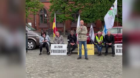 Greifswald - Uwe spricht zu den Teilnehmern - Friedens- und Menschenkette 02-06-2025