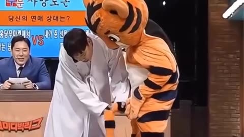 Hilarious Man in Tiger Costume Creates Chaos! 😂🤣
