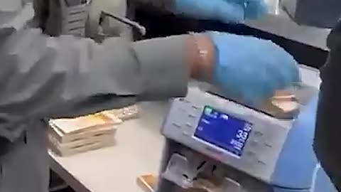 Israeli forces stealing large sums of money from a registered Palestinian currency exchange