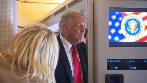 El presidente Trump charla con la prensa en el Air Force One, 18 de septiembre de 2025.