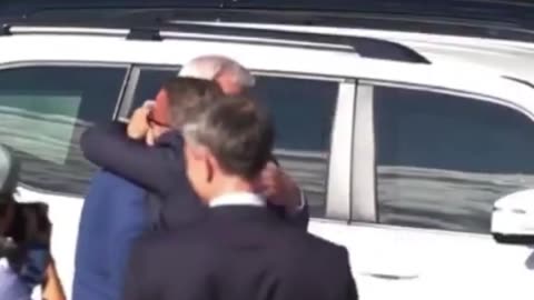 Canciller de Luxemburgo salta a los brazos de su par ucraniano