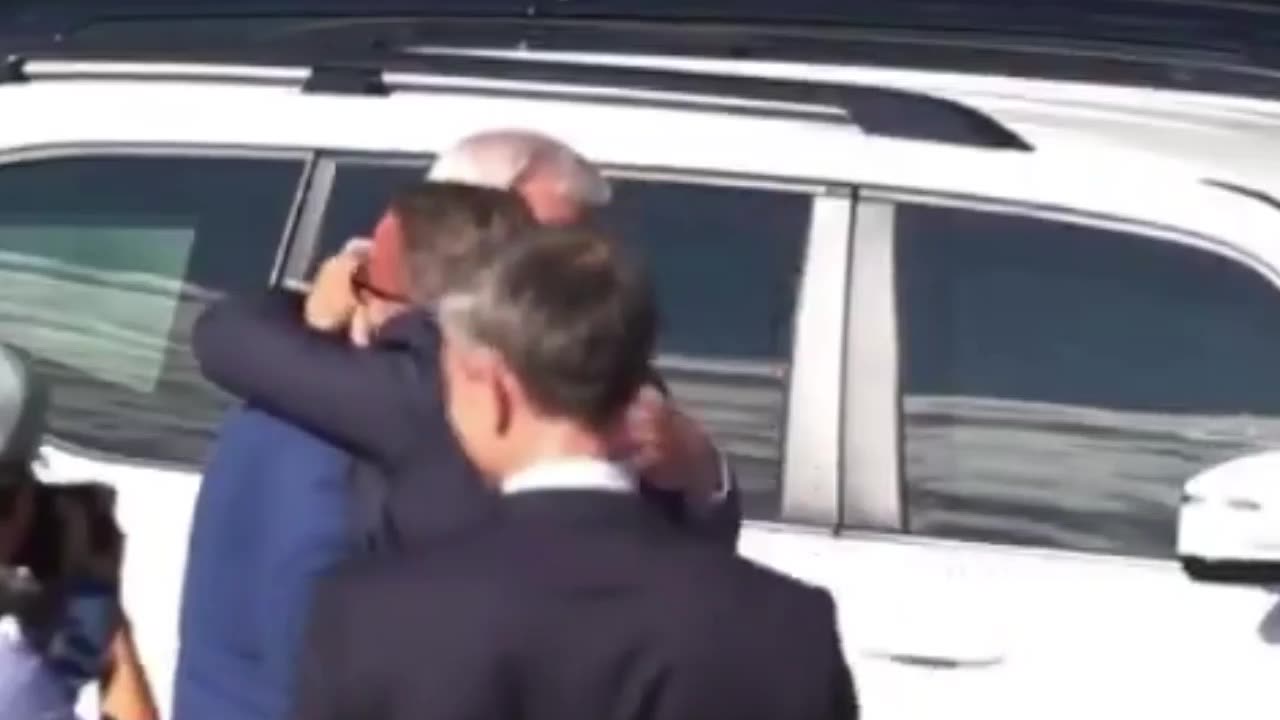 Canciller de Luxemburgo salta a los brazos de su par ucraniano