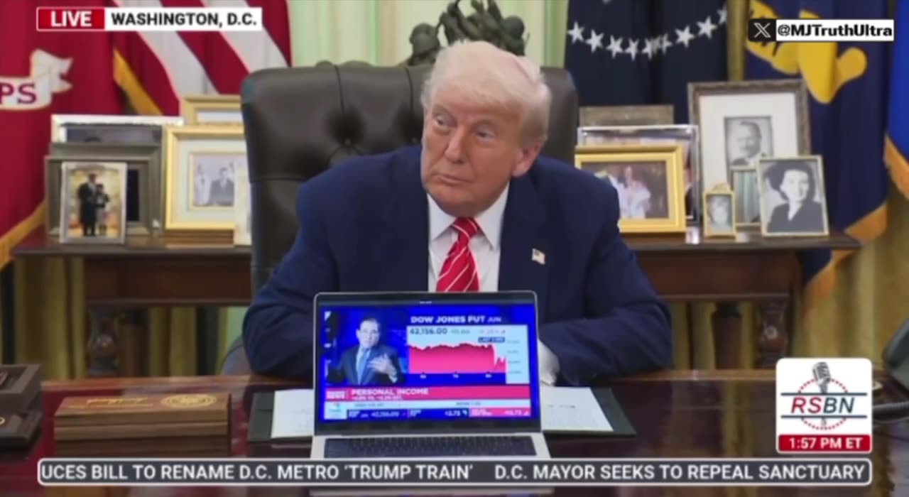 Trump makes Fake News watch their own Fake News networks admitting hes a economic genius 🤣