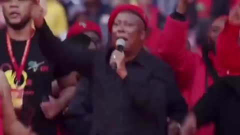 🇿🇦 Sul-africanos lotam estádio cantando "Shoot the Boer" (Mate os fazendeiros brancos). Eles estão reunidos agora na Casa Branca.