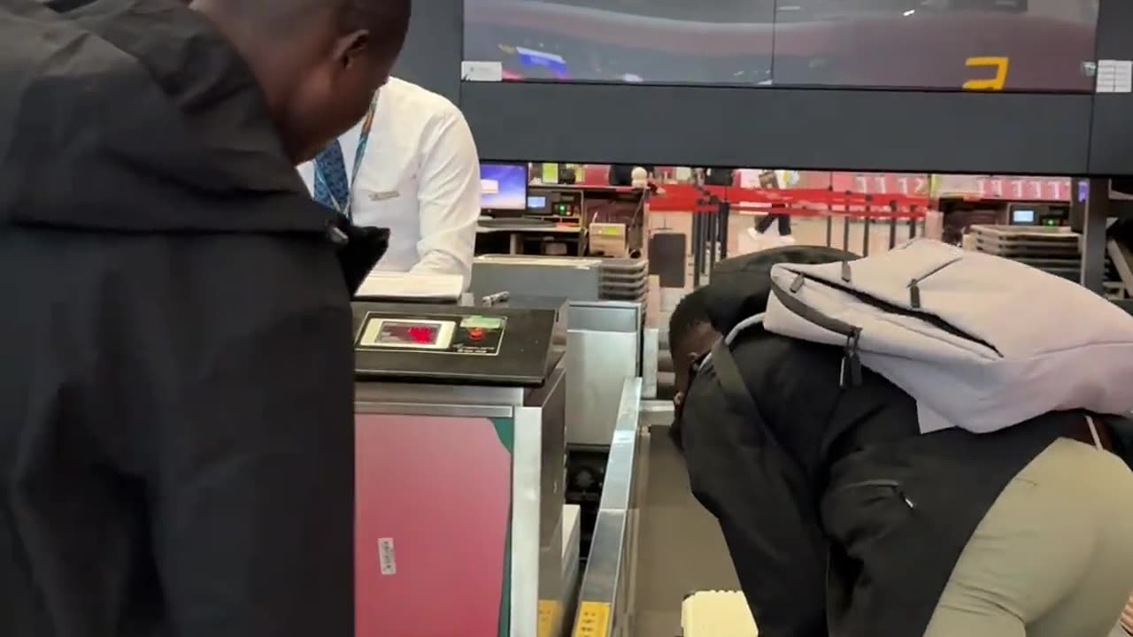 带非洲男团感受无人驾驶,人在囧途,没赶上飞机