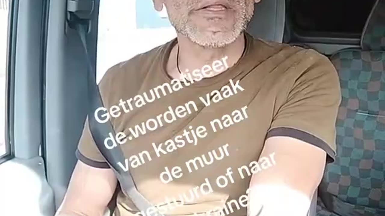 Complotgek Desta is heel erg pissig!