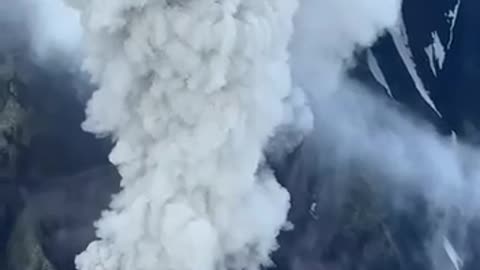 🌋 Krasheninnikov volcano in Kamchatka has erupted for the first time in 600 years.