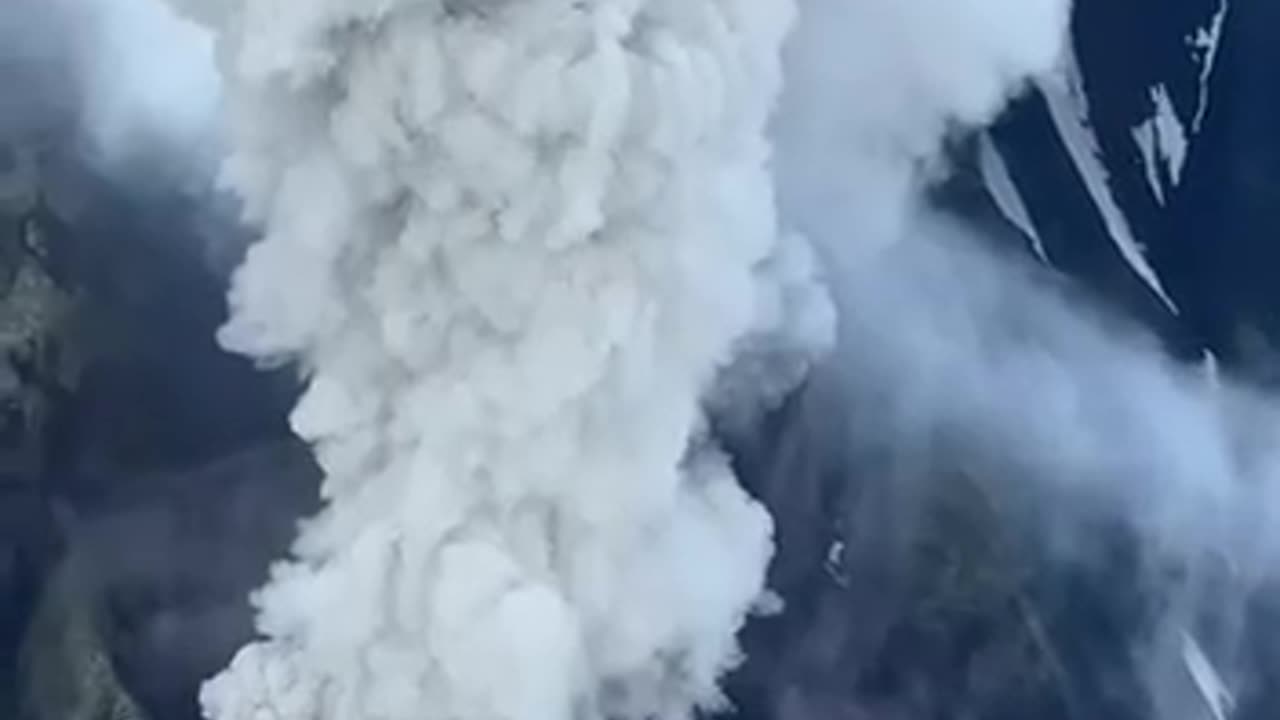 🌋 Krasheninnikov volcano in Kamchatka has erupted for the first time in 600 years.