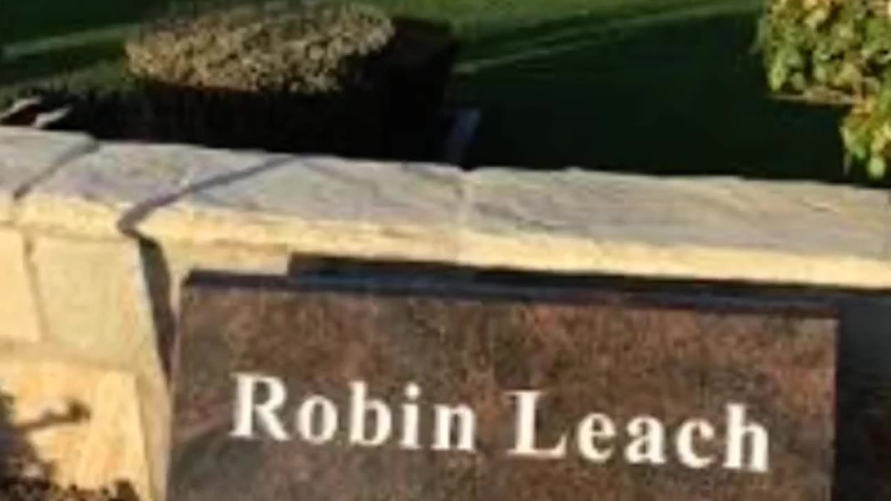 FAMOUS GRAVES - VOL. 452: ROBIN LEACH