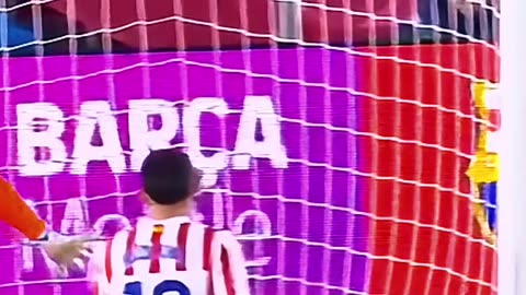 Oblak’s Impossible Reflex Save vs Lewandowski 😱🧤