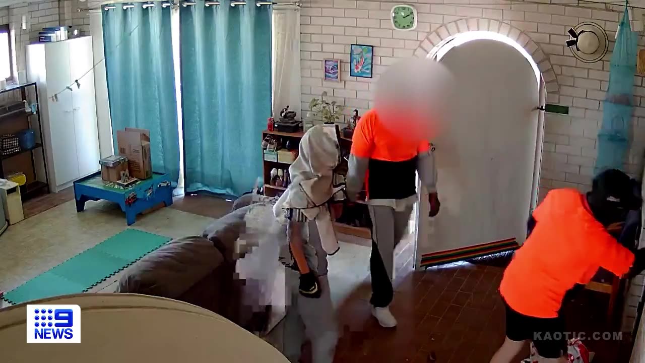 Australia A man has "fought" off knife-wielding intruders 05/26/2023