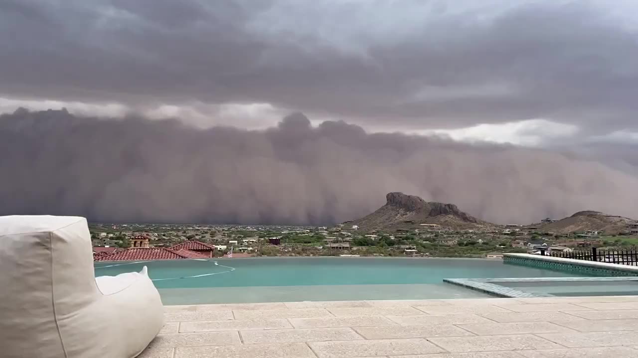 Incredible video shows dust storm blanketing Arizona