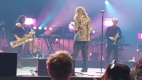 Weird Al Yankovic covers Paul Simon's song ＂You can call me Al＂ at the Venetian Casino and hotel.