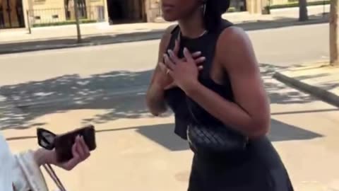 Kelly with a fan in Paris 🖤 @kellyrowland #kellyrowland #viral