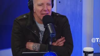 Milei luego de interrumpir la entrevista para firmar un decreto ‘Y sí, soy el presidente, loco’