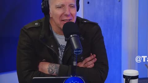 Milei luego de interrumpir la entrevista para firmar un decreto ‘Y sí, soy el presidente, loco’