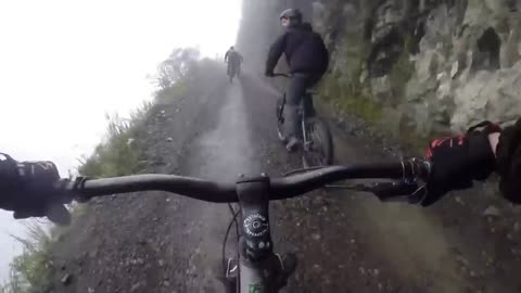 El Camino de la Muerte en Bolivia 😱🌄:La Carretera Más Peligrosa del Mundo