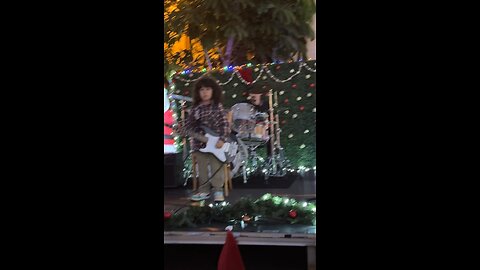 5 years old prodigy guitarist play Misirlou