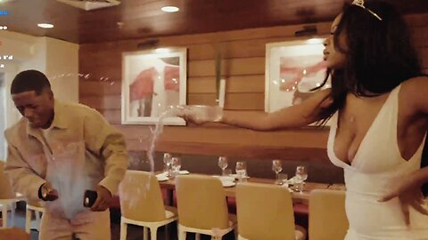 She Throws Water After Catching Him Texting Other Girls During Their Date