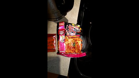 Eating Nissan Geki Hot & Spicy Korean Kimchi Flavor Ramen, Dbn, MI, 8/30/25