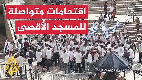 شاهد_ مستوطنون يؤدون _رقصة الأعلام_ أمام باب العامود بالمسجد الأقصى